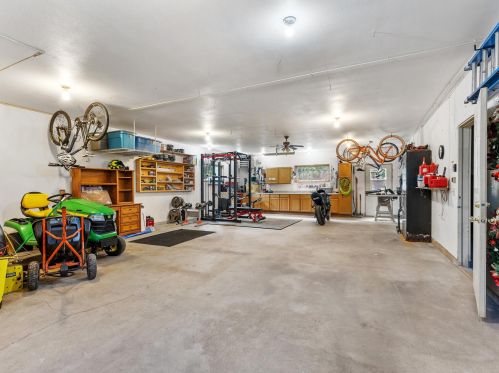 1410 Whitewater Dr, Manitowoc WI 54220-9437 exterior