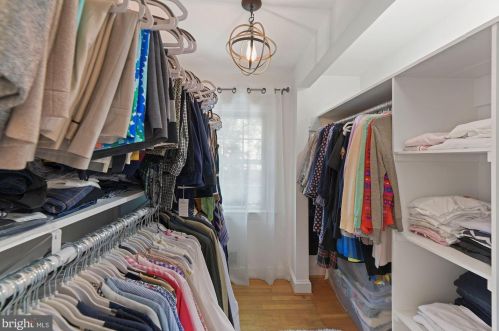 1712 Oakcrest Dr, Alexandria VA 22302-2336 exterior