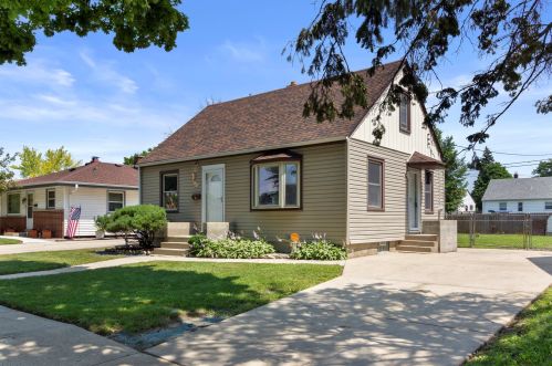 5722 79th St, Milwaukee, WI 53218-2105