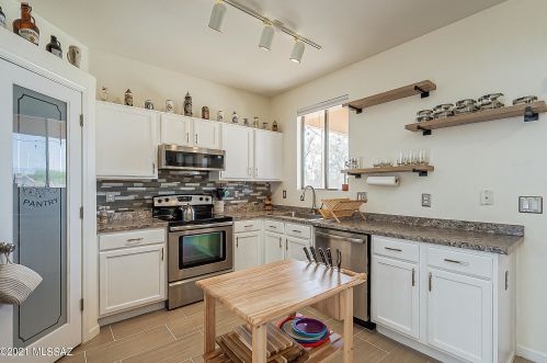 8701 Chimney Spring Dr, Tucson AZ  85747-5646 exterior