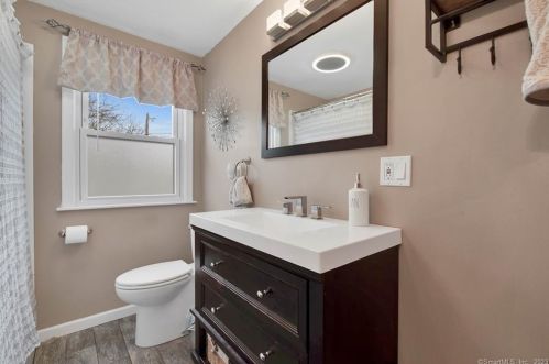 6 Stardust Dr, Enfield CT 06082-5722 exterior