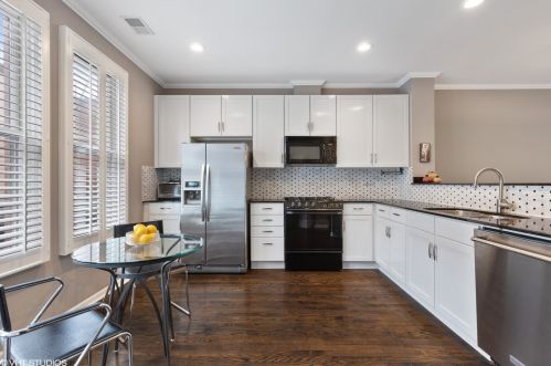 638 Oak St, Chicago IL  60610-7298 exterior