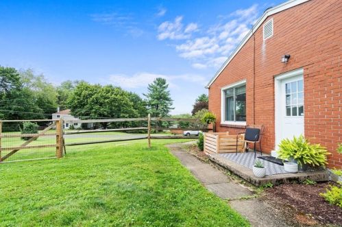 1572 Crestview Dr, Pittsburgh PA 15237-1507 exterior