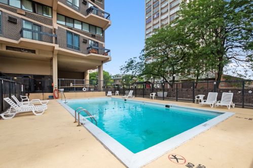 6166 Sheridan Rd, Chicago IL  60660-2836 exterior