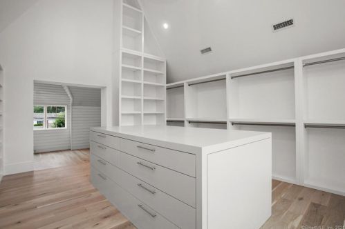 19 Overlook Dr, Greenwich CT 06830-6713 exterior