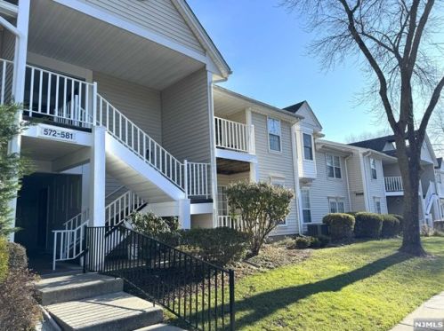 581 Holly Ct, Mahwah NJ  07430-3437 exterior