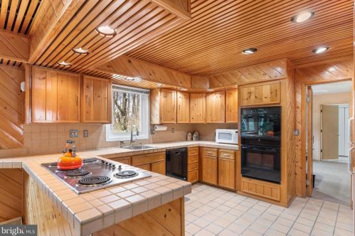 3738 Levy Ln, Huntingdon Valley PA 19006-3108 exterior