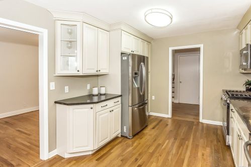 72 Forest Rd, Valley Stream, NY 11581-2312