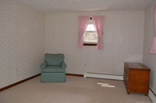 37 Douglas Dr, Enfield CT 06082-2522 exterior