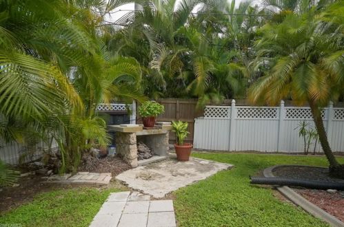 805 97 Ave, Naples FL 34108-2284 exterior