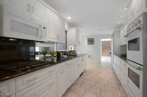 62 Cornell Dr, Livingston NJ  07039-5519 exterior