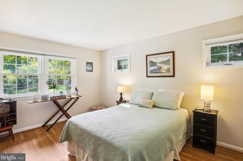 18052 Ml Crk Dr, Rockville MD 20855-1000 exterior