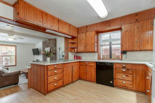 214 8 St, Irving TX 75060-5210 exterior