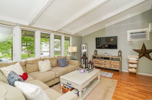 54 Shinbone Ln, Commack, NY 11725-5517