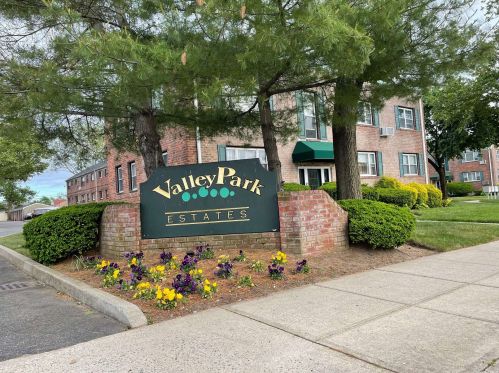 943 Fenwood Dr, Valley Stream, NY 11580-1745