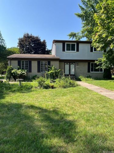 1280 Chaucer Dr, Troy, MI 48083-5203