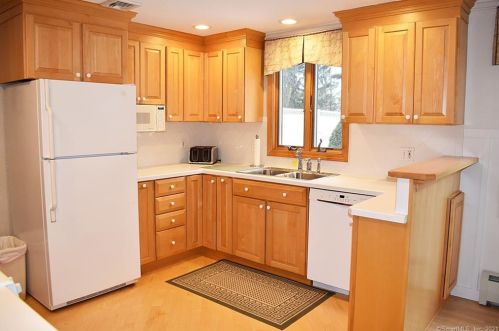 7 Orbit Dr, Enfield CT 06082-5528 exterior