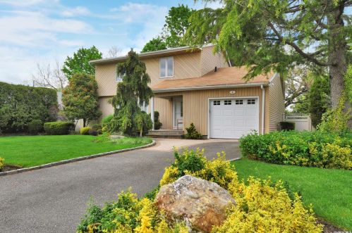 4 Algonquin Ln, Commack, NY 11725-4602