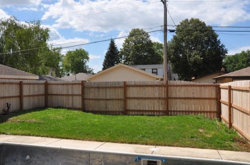 2053 105th St, Milwaukee WI  53227-1209 exterior