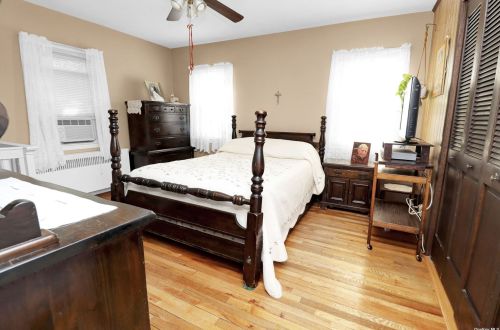 8 Birchwood Dr, Valley Stream NY 11580-1908 exterior