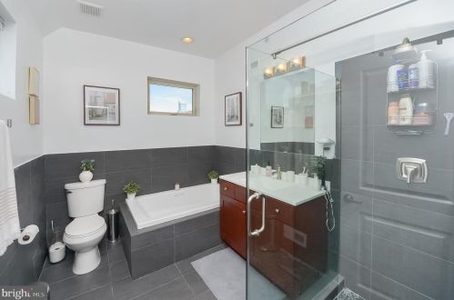 2307 Carpenter St, Philadelphia PA 19146-2516 exterior