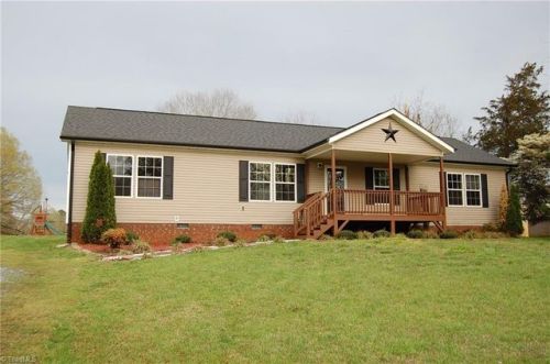 407 Hillcrest Dr, Randleman, NC 27317-2009