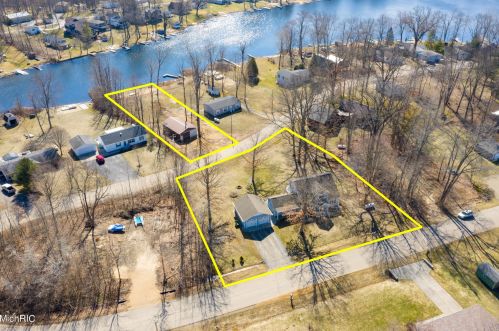 45551 Peninsula Dr, Grand Junction MI 49056-9462 exterior