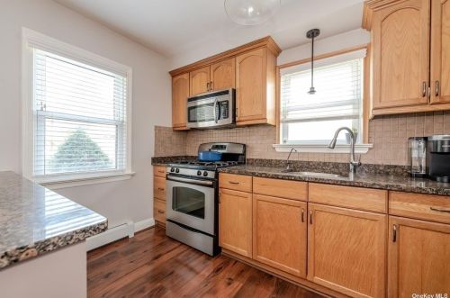 151 Gordon Rd, Valley Stream NY 11581-2108 exterior