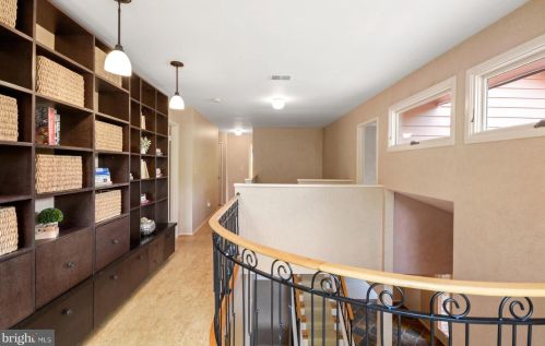 16 Arlive Ct, Rockville MD 20854-2978 exterior