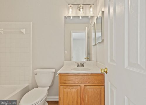 3805 Eisenhower Ave, Alexandria VA 22304-6427 exterior