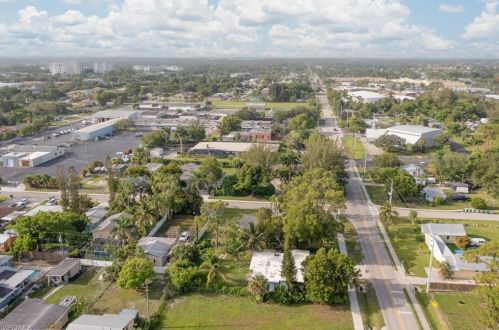 1915 Shadowlawn Dr, Naples FL 34112-4850 exterior