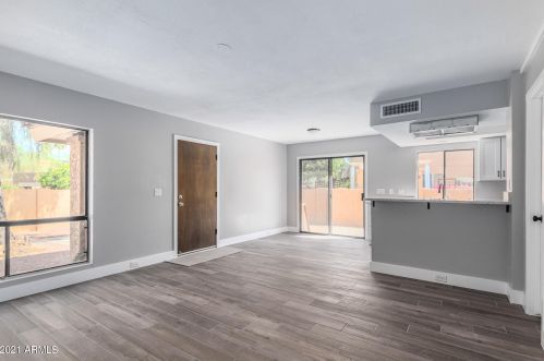 10425 11th St, Phoenix, AZ 85020-8548