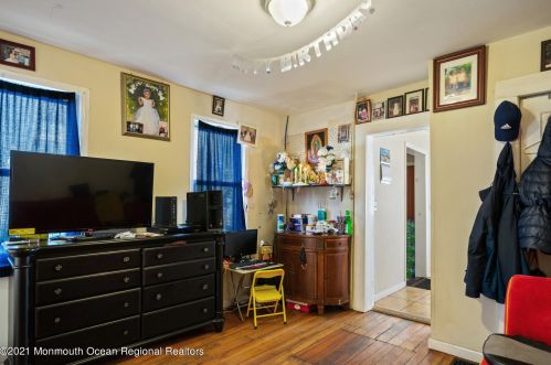 6 1 St, East Freehold NJ 07728-2453 exterior