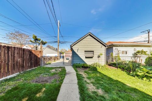 3831 Central Park Ave, Chicago IL 60618-4102 exterior