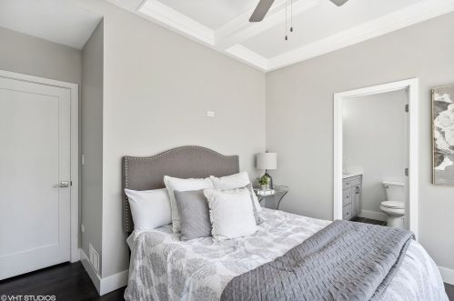 614 46th St, Chicago, IL 60653-4063