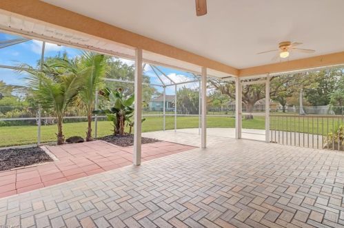 970 Murcott Dr, Naples FL 34120-1478 exterior