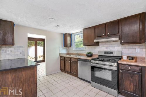 6276 Creekford Dr, Lithonia GA  30058-7913 exterior