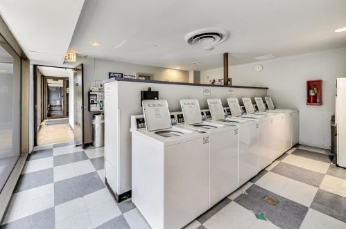 4343 Clarendon Ave, Chicago IL 60613-2698 exterior