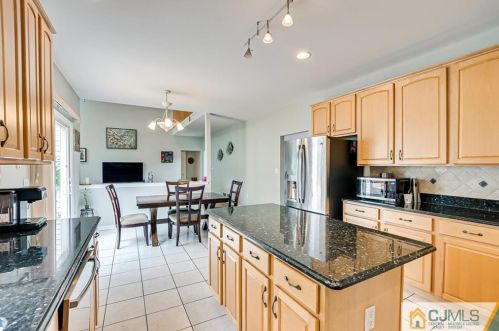 16 Sonia Ct, Edison NJ 08820-4443 exterior