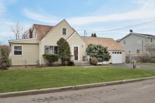 36 Tameling Ave, Babylon, NY 11702-3607
