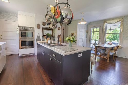 212 Main St, Ridgefield CT 06877-4922 exterior