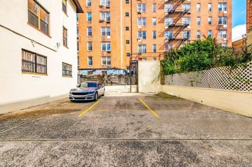 204 260th St, Bronx NY  10471-1816 exterior