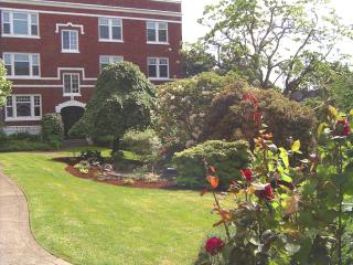 615 Bellevue Ave, Seattle WA  98102-4793 exterior