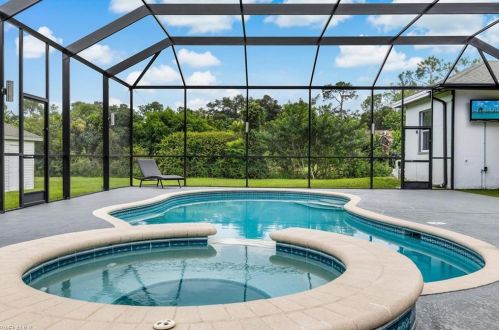 160 Logan Blvd, Naples FL 34119-1423 exterior