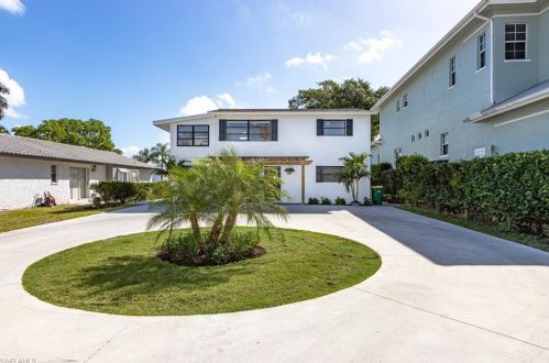 9262 Vanderbilt Dr, Naples, FL 34108-2494