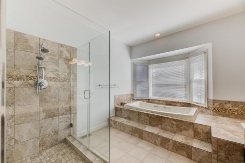 915 Delvin Dr, Saint Louis MO 63141-8830 exterior