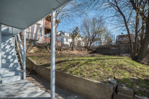 30 Glover Ave, West Paterson NJ 07424-2843 exterior