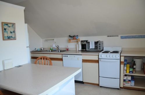 90 Gibbs Ave, Middletown RI 02840-2239 exterior