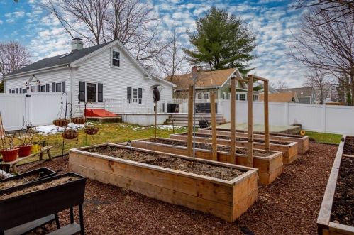 16 Collins St, Danvers MA 01923-2654 exterior