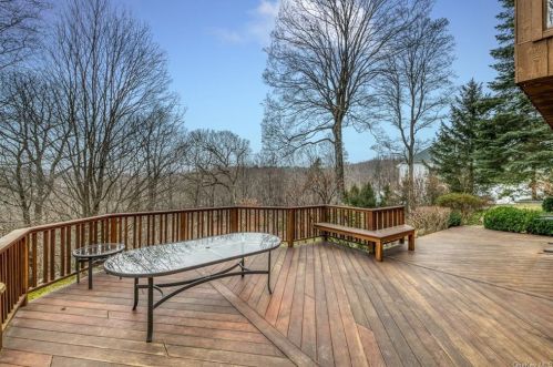 5 Fox Run, Armonk NY 10504-1011 exterior